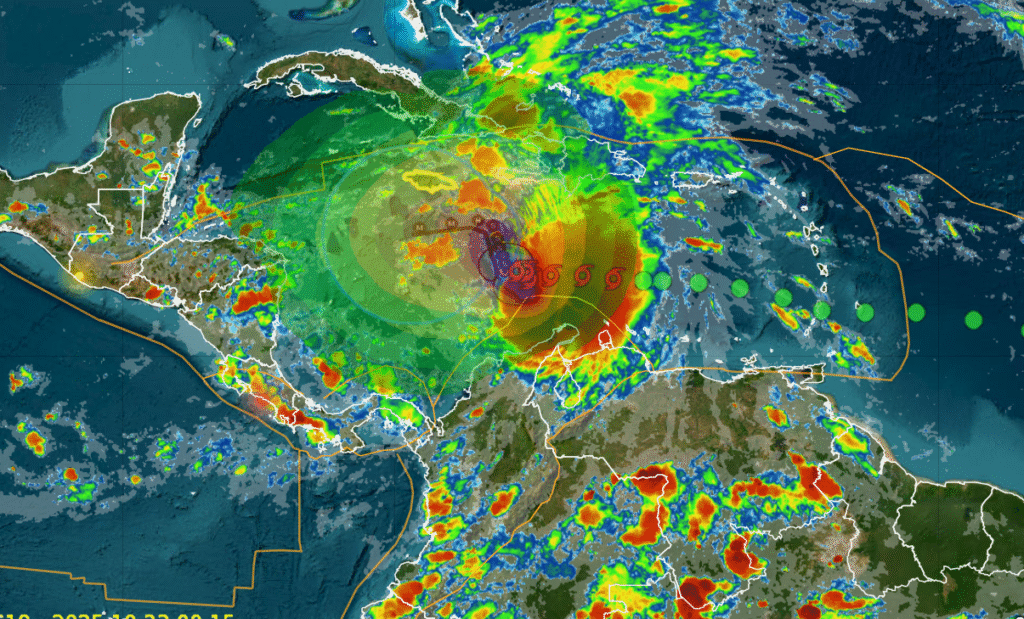 Imagen satelital de la tormenta tropical Melissa desplazándose sobre el mar Caribe con nubes densas y vientos fuertes