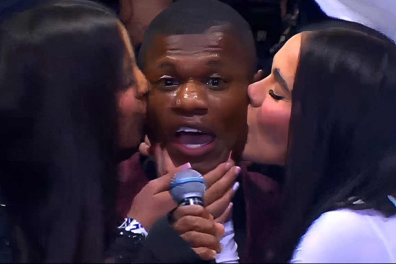 Andrea Valdiri celebra su victoria en Stream Fighters 4 tras la renuncia de Gina Calderón en el Coliseo MedPlus de Bogotá.