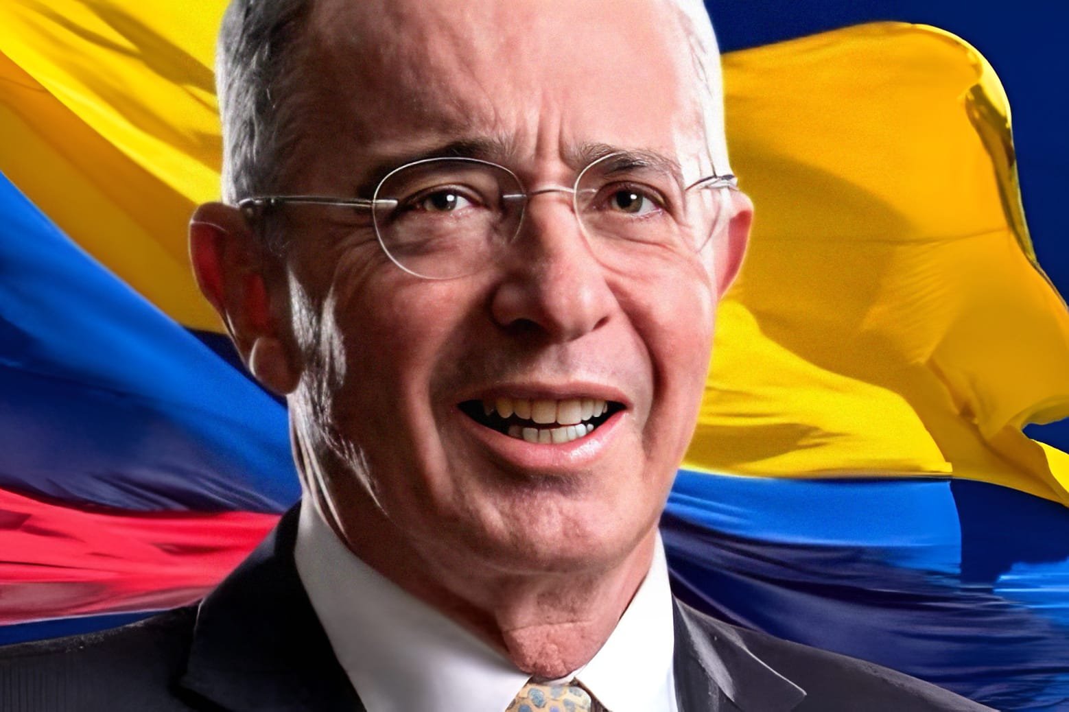 El expresidente Álvaro Uribe sonríe tras ser absuelto por el Tribunal Superior de Bogotá en el caso de soborno y fraude procesal.