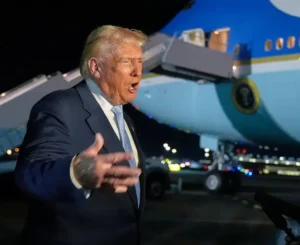 DONALD TRUMP ABRE LA PUERTA A HABLAR CON MADURO: TENSIÓN MILITAR, ADVERTENCIAS Y UNA DIPLOMACIA DE “LO FÁCIL O LO DIFÍCIL”